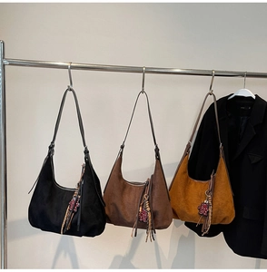 Sacs hobo en daim noir, marron et caramel avec pendentifs à pompons et ours à pois