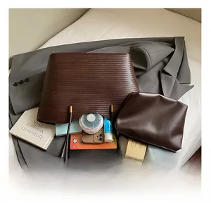 Grand sac cabas tissé montrant la capacité intérieure avec tablette et accessoires
