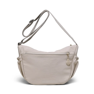 Detail einer beigen Nylon-Umhängetasche mit Front-Reißverschluss und verstellbarem Gurt