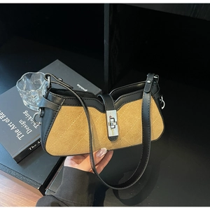 Dettaglio della borsa a tracolla vintage in camoscio con cuciture e fibbia in metallo