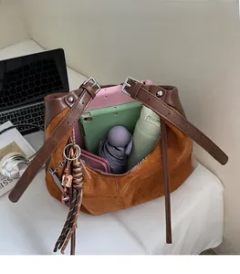 Capacité intérieure du sac cabas en daim marron avec tablette et accessoires