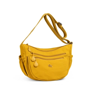 Detailansicht einer gelben wasserdichten Nylon-Umhängetasche mit Multi-Taschen-Design