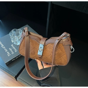 Dettaglio borsa patchwork scamosciata con cuciture a rombi e chiusura a girello argento