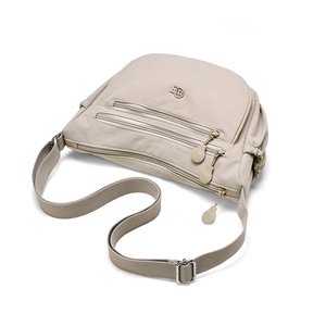 Detailansicht der beige Nylontasche mit drei Reißverschlussfächern und Markenlogo