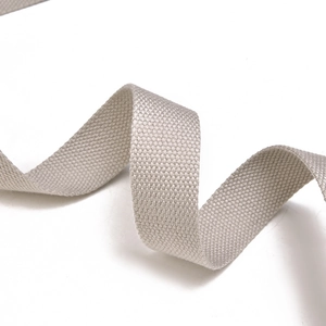 Makroaufnahme des silbergrauen Nylon-Gurtbandes mit hochdichter Webstruktur