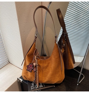 Détails du sac hobo en daim marron avec pendentif ours léopard et décoration de glands