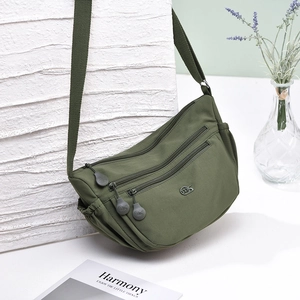 Details der armee-grünen wasserdichten Nylontasche mit Reißverschlussschichten und Seitentaschen