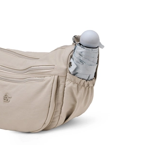 Detailansicht der khakifarbenen Nylontasche mit Seitentasche und einem Taschenregenschirm