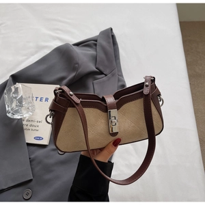 Dettaglio borsa baguette color-block in pelle scamosciata beige e chiusura a scatto argento