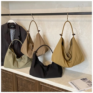 Détail de sacs fourre-tout minimalistes en quatre couleurs avec perles en bois vintage
