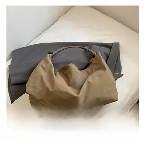 Gros plan du sac hobo kaki minimaliste avec anse en corde sur rembourrage doux
