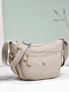 Wasserdichte Nylon Umhängetasche in Beige mit verstellbarem Gurt und Reißverschlüssen