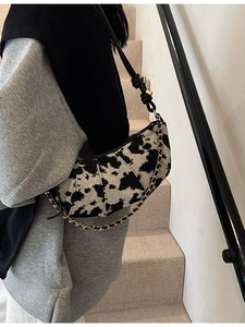 Borsa a mezzaluna con stampa mucca da donna, tracolla in pelle e catena oro