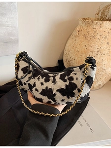 Borsa a tracolla retrò con stampa mucca e catena dorata a forma di mezza luna
