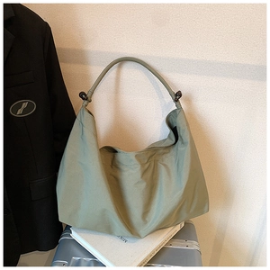 Vue détaillée d'un grand sac fourre-tout hobo vert olive avec des perles en bois décoratives