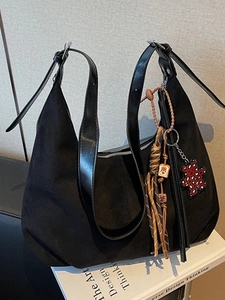 Sac Hobo en Suédine Grande Capacité Femme Sac à Épaule Bandoulière Vintage Mat Avec Gland Charme d'Ours Sac Décontracté Navetteur