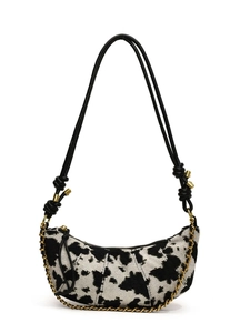Borsa hobo con stampa mucca bianca e nera con catena dorata e tracolla sottile