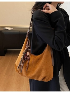 Sac hobo marron en daim pour femme avec pompon vintage et grande capacité de rangement