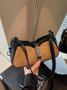 Borsa a spalla alla moda bicolore trapuntata in pelle scamosciata e chiusura argento
