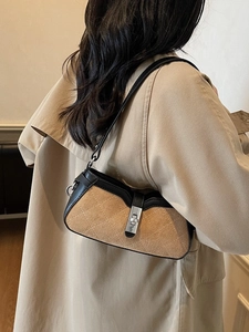 Elegante borsa a spalla in pelle trapuntata bicolore indossata da una modella