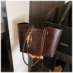 Grand sac cabas tressé marron foncé avec pompon en perles et longues bandoulières