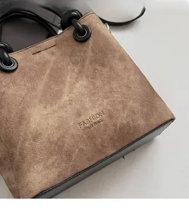 Dettaglio del tessuto strutturato marrone retrò con logo FASHION PRO BAG in rilievo