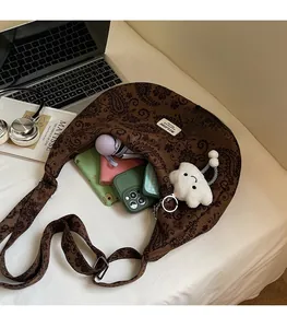 Innenansicht der Paisley-Tasche mit Platz für Geldbörse, Smartphone und Regenschirm