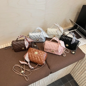 Détails de six sacs matelassés avec chaînes en diverses couleurs et foulards décoratifs