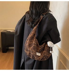 Detail der Paisley Hobo-Tasche mit verstellbarem Riemen und Plüsch-Wolkenanhänger