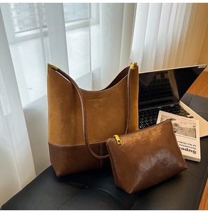 Ensemble sac cabas en daim marron avec pochette assortie et boucles dorées sur cuir