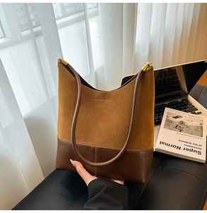 Détail du sac cabas en daim et cuir avec coutures contrastées jaune gingembre et marron
