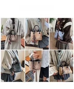 Dettaglio della borsa a tracolla in pelle PU vintage con ciondolo a forma di orso