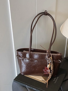 Women Vintage Glossy PU Leather Shoulder Bucket Bag With Crinkle Texture Large Capacity Tote Handbag With Bear Pendant