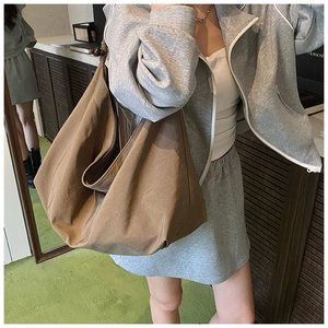 Détail du sac cabas en toile marron avec perle décorative et intérieur spacieux
