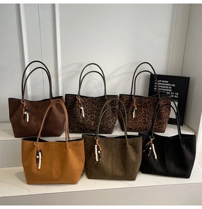 Verschiedene Wildleder-Shopper mit Boho-Quasten-Anhängern in Erdtönen und Leoprint