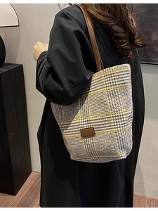 Grand sac fourre-tout à motif pied-de-poule avec détails jaunes et poignées en cuir