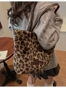Sac fourre-tout en peluche léopard avec lanières en cuir pour les tenues d'automne hiver