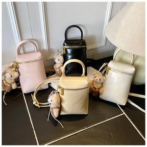 Détail montrant des sacs vintage en quatre couleurs avec breloques de nounours