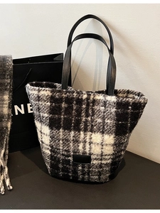 Grand sac cabas écossais noir et blanc en tweed avec deux anses en cuir noir