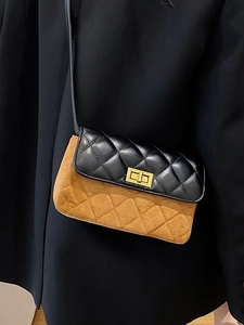 Chic quilted rhombus crossbody bag in brown and black leather with gold metal buckle