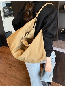 Grand sac fourre-tout en toile kaki avec bandoulières nouées et détails en perles de bois