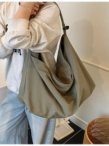 Grand sac fourre-tout hobo en toile vert olive pour femme porté en bandoulière stylée
