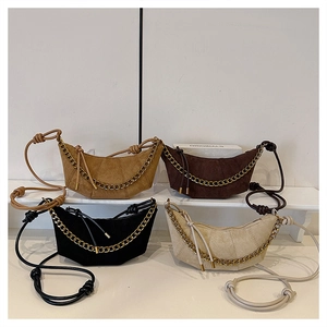 Detalle de cuatro bolsos de media luna mate con cadenas doradas en marrón, negro y crema