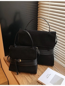 Juego de dos bolsos retro negro mate en tamaños grande y pequeño sobre repisa madera