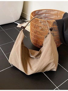 Grand sac hobo kaki pour femme avec perles en bois et design minimaliste en toile