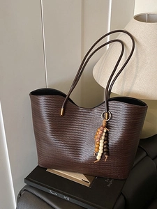 Sac Fourre Tout en Cuir PU Grande Capacité Texture Tissée pour Femmes Sac à Bandoulière Minimaliste avec Pompon en Perles de Bois