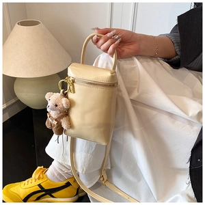 Mini sac boîte en cuir verni beige avec poignée et pendentif ours en peluche