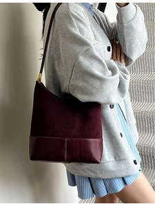 Sac seau rétro en daim bordeaux et cuir avec des détails en métal doré chic