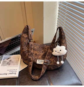 Braune Paisley-Schultertasche mit weißem Wolkenplüsch-Anhänger und Canvas-Textur