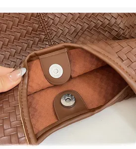 Vue détaillée du sac en cuir tressé avec double fermeture magnétique argentée brillante